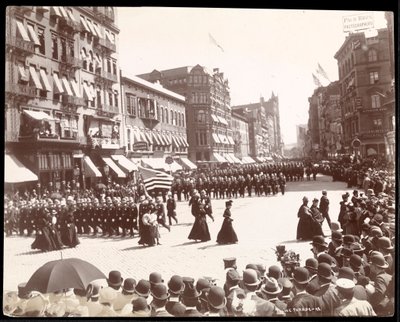 Polizei marschiert in einer Parade der New Yorker Polizei, New York, 1898 von Byron Company